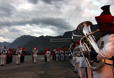 תזמורת צבאית הודית מנגנת במסגרת יום זיכרון למלחמה עם פקיסטן על חבל קשמיר. דראס, הודו, 28.7.07 (צילום: אשיש שארמה)