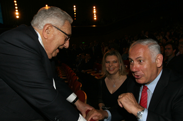 הנרי קיסינג'ר (משמאל) ובנימין נתניהו בוועידת הנשיא בירושלים. 14.5.08 (צילום: אנה קפלן)