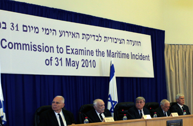 חברי ועדת טירקל מראיינים את ראש הממשלה בנימין נתניהו (בתמונה המוגדלת) (צילום: מארק ישראל סלם)