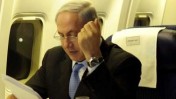 ראש הממשלה בנימין נתניהו מתכונן לנאומו באו"ם, במטוס בדרך לניו-יורק. 21.9.11 (צילום: אבי אוחיון, לע"מ)