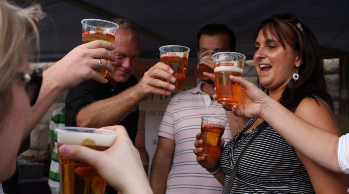 חגיגות בירה, אתמול בטייבה (צילום: עיסאם רימאווי)