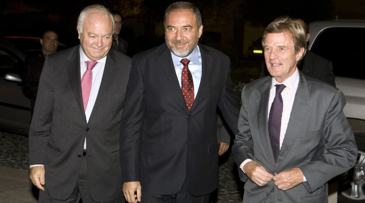 שר החוץ אביגדור ליברמן (במרכז) עם שר החוץ הספרדי מורטינוס (משמאל) ועמיתו הצרפתי קושנר, אתמול בירושלים (צילום: ליאור מזרחי)