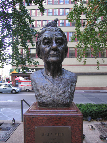 דמותה של ראש ממשלת ישראל גולדה מאיר מונצחת בפסל בניו-יורק (צילום: דוד תומפסון, רשיון cc) 