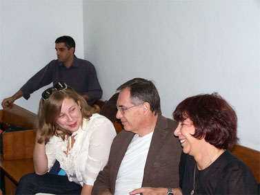 מימין: ליאורה גלט-ברקוביץ' בלוויית בעלה ובתה, והעיתונאי ברוך קרא. היום בבית-המשפט המחוזי בתל-אביב (צילום: "העין השביעית")