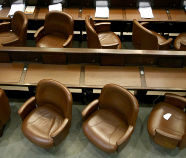 כסאות ריקים באולם המליאה (צילום: אוליביה פיטוסי)