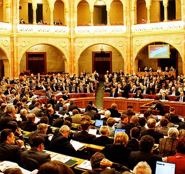 ישיבה בפרלמנט ההונגרי בבודפשט (צילום: hettie gm, רשיון cc)