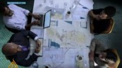 המחזה של פגישת צוותי המשא-ומתן הישראליים והפלסטיניים בערוץ אל-ג'זירה, כפי שתוארה במסמכים המודלפים (צילום מסך)