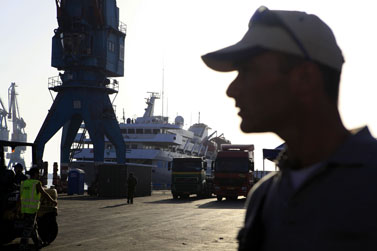 פועלי נמל סמוך למאבי-מרמרה בנמל אשדוד, 1.6.10 (צילום: צפריר אביוב)