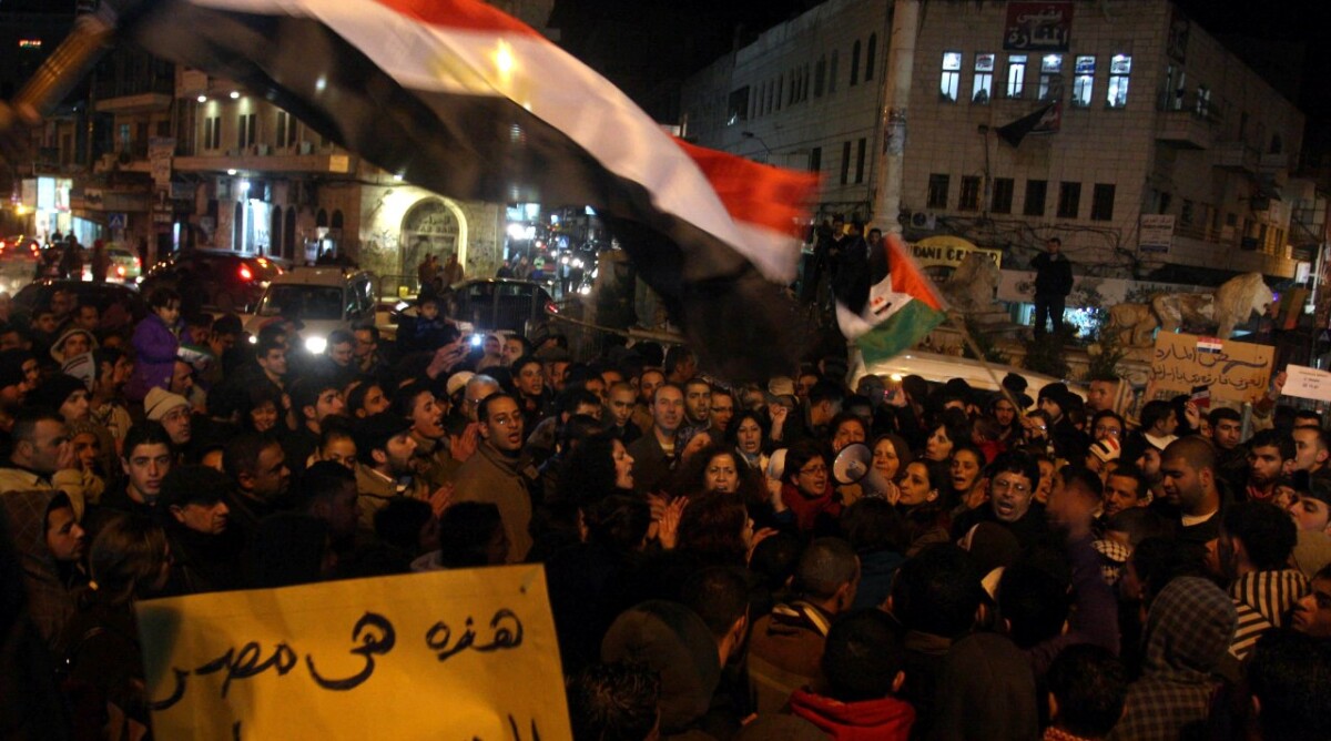 פלסטינים חוגגים את התפטרות מובארכ, שלשום ברמאללה (צילום: עיסאם רימאווי)