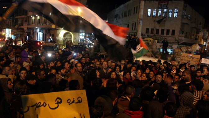 פלסטינים חוגגים את התפטרות מובארכ, שלשום ברמאללה (צילום: עיסאם רימאווי)