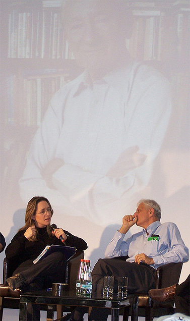 נחום ברנע ואילנה דיין. ברקע: דב יודקובסקי (צילום: "העין השביעית")