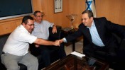יו"ר ההסתדרות עופר עיני (משמאל) לוחץ את ידו של שר הביטחון אהוד ברק, בלשכתו של האחרון בתל-אביב. 6.10.08 (צילום: יריב כץ)