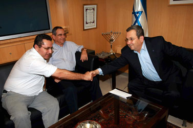 יו"ר ההסתדרות עופר עיני (משמאל) לוחץ את ידו של שר הביטחון אהוד ברק, בלשכתו של האחרון בתל-אביב. 6.10.08 (צילום: יריב כץ)