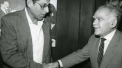 רחבעם זאבי (משמאל) לוחץ את ידו של ראש הממשלה לשעבר יצחק שמיר (צילום: משה שי)