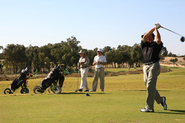 ישראלים משחקים גולף, היום בקיסריה (צילום: לירון אלמוג)