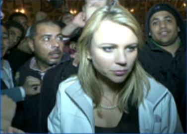 כתבת CBS לארה לוגאן, רגע לפני שהותקפה על-ידי המון במצרים (צילום מסך: CBS)