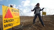 שלט "מוקשים הזהר!" ברמת-הגולן (צילום: חמד אלמקת)