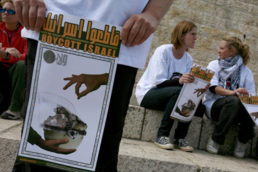פעילי שמאל אוחזים כרזות הקוראות להחרים את ישראל. העיר העתיקה בירושלים, 30.3.09 (צילום: צפריר אביוב)  
