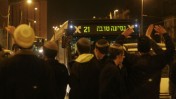 מפגינים חוסמים את הכניסה לירושלים, אתמול (צילום: אורן נחשון)
