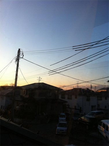 השחר עולה מעל בתים בפוקושימה, יפן. 16.3.11 (צילום: ג'וזף ואסאבי, רשיון cc)