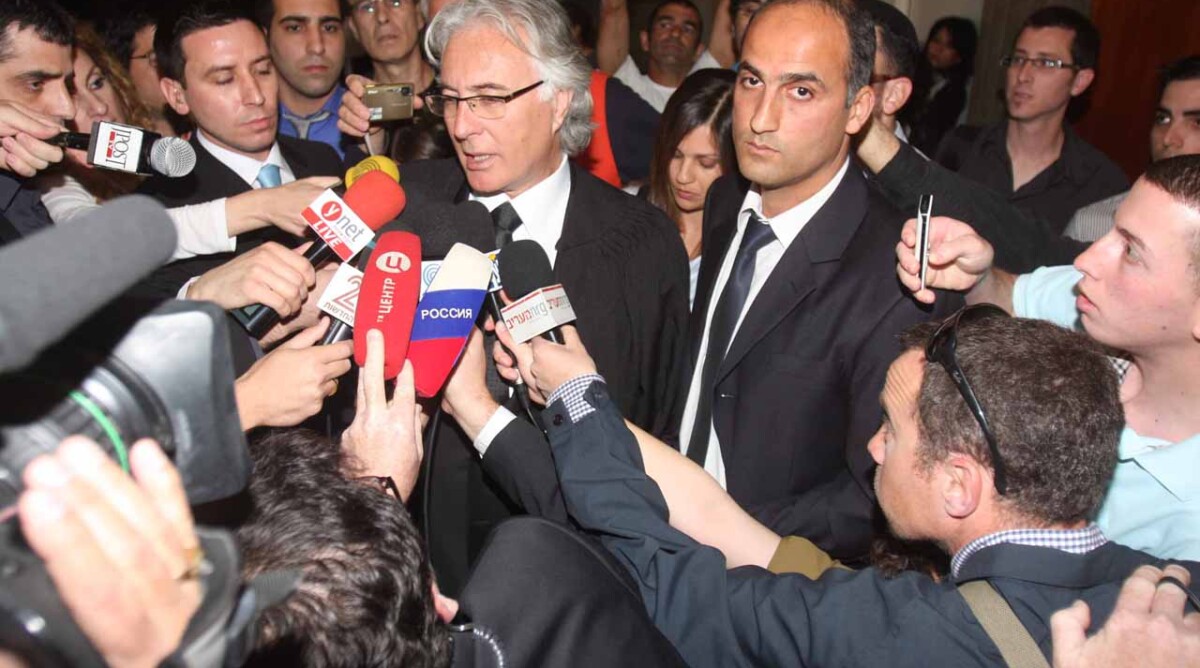 עיתונאים מקיפים את ציון אמיר, פרקליטו של משה קצב, אתמול בבית-המשפט (צילום: רוני שיצר)