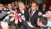 עיתונאים מקיפים את ציון אמיר, פרקליטו של משה קצב, אתמול בבית-המשפט (צילום: רוני שיצר)
