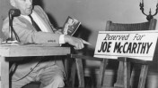 המועמד הרפובליקאי העצמאי לסנאט ליאונרד שמידט מצביע על העדות המוחשית להעדרו של יריבו, ג'וזף מקארתי, מהעימות הציבורי שהיה אמור להיערך ביניהם. 3.8.1952 (צילום: ויסקונסין היסטוריקל אימאז'ס, רשיון cc-by-nc-nd)