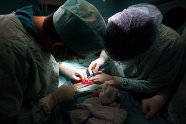 רופאים מבצעים ניתוח (צילום אילוסטרציה: עבד רחים ח'טיב)