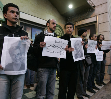 פלסטינים מפגינים ברמאללה לאחר הירצחו של השחקן והבמאי ג'וליאנו מר בג'נין (צילום: עיסאם רימאווי)