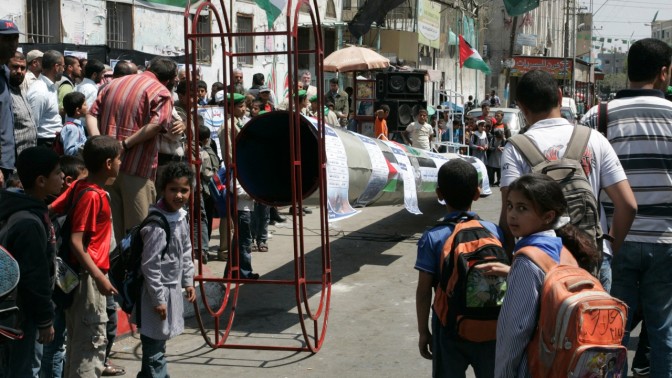 פלסטינים צופים במפתח ענק, במהלך הפגנה לציון יום הנכבה שנערכה אתמול בעיר רפיח שבדרום רצועת עזה (צילום: עבד רחים חטיב)