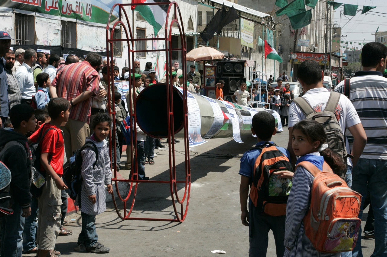פלסטינים צופים במפתח ענק, במהלך הפגנה לציון יום הנכבה שנערכה אתמול בעיר רפיח שבדרום רצועת עזה (צילום: עבד רחים חטיב)