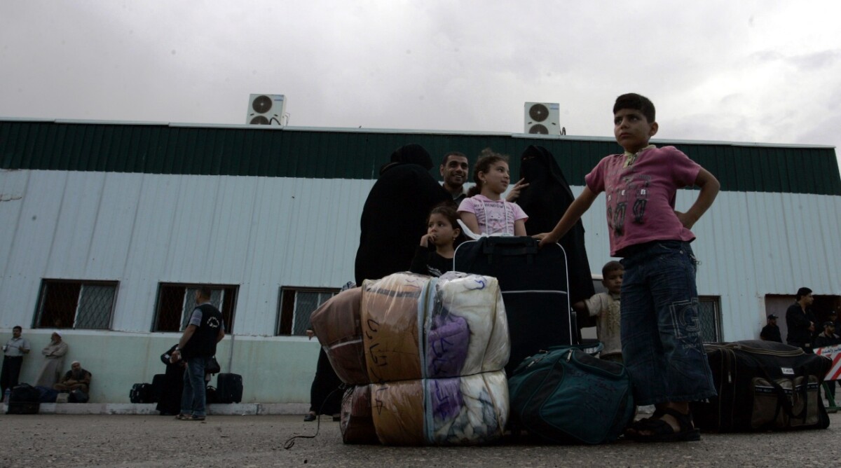 פלסטינים ממתינים לעבור מעזה למצרים, אתמול (צילום: עבד רחים חטיב)