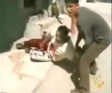הצלם עימאד אבו-זהרה לאחר שנפצע ברגלו, ג'נין 2002 (צילום מסך: אל-ג'זירה)