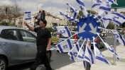 מוכר דגלי ישראל, אתמול בירושלים (צילום: אורן נחשון)