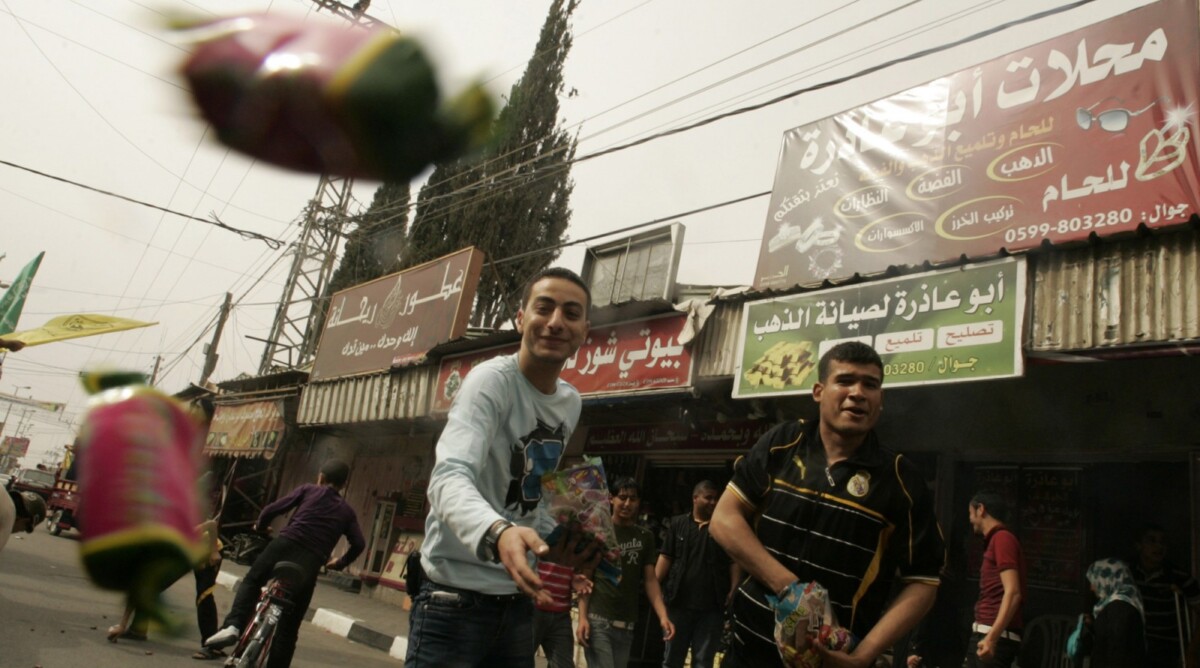 תושבים ברפיח חוגגים את הסכם הפיוס בין חמאס לפת"ח, אתמול (צילום: עבד רחים חטיב)