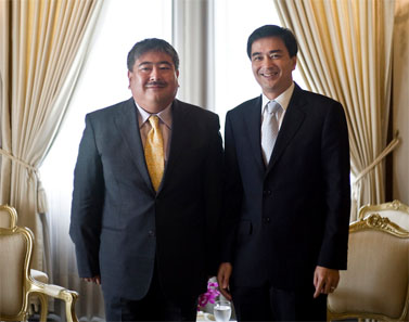 כתב ה"אסאי שימבון" היפני אחרי שריאיין את ראש ממשלת תאילנד (צילום: לשכת העיתונות הממשלתית של תאילנד, רשיון cc)