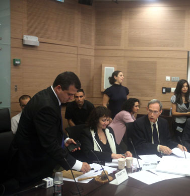 ח"כ כרמל שאמה (משמאל) נועל את ישיבת ועדת הכלכלה של הכנסת. 31.5.11(צילום: ליאור מזרחי)
