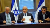 בנימין נתניהו, ראש ממשלת ישראל, יושב בין ח"כ זאב אלקין לח"כ ציון פיניאן (צילום: יואב ארי דודקביץ')