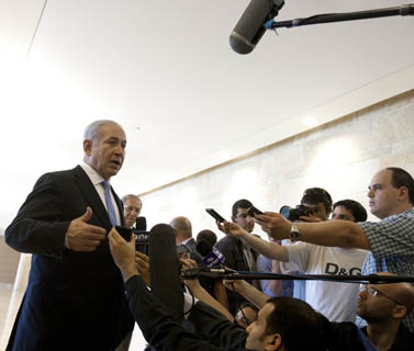 ראש הממשלה בנימין נתניהו ועיתונאים. כנסת ישראל, יוני 2011 (צילום: דוד ועקנין)