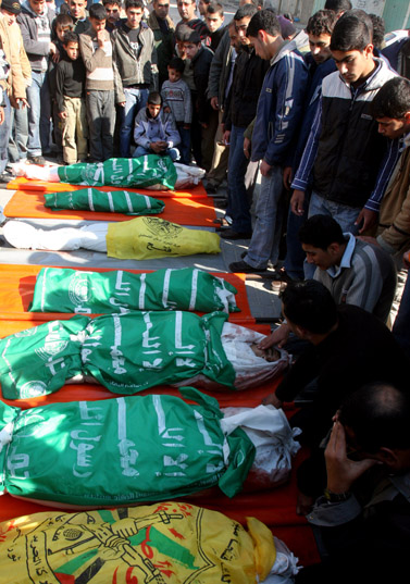 גופותיהם של שבעה בני משפחת סלחה שנהרגו מאש צה"ל ברצועת עזה (צילום: פאדי עדוואן)