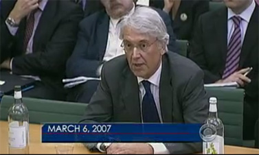 לס הינטון מופיע בפני ועדה של הפרלמנט הבריטי ב-2007 (צילום מסך)