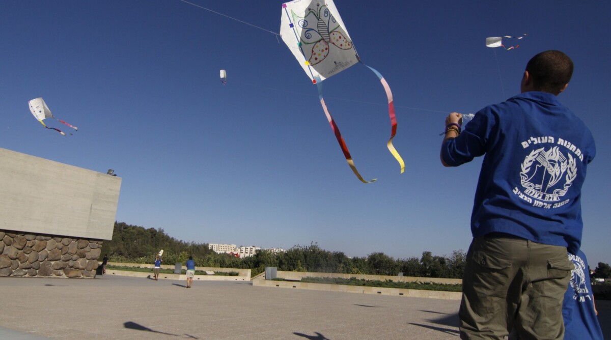 צעירים מטיסים עפיפונים לזכרו של יאנוש קורצ'אק, אתמול ביד-ושם (צילום: אורן נחשון)