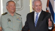 בנימין נתניהו, ראש ממשלת ישראל, לוחץ את ידו של רמטכ"ל סין, הגנרל צ'ן בינג דה, אתמול במפגש בין השניים (צילום: משה מילנר, לע"מ)