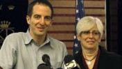 אילן גרפל ואמו במסיבת עיתונאים אתמול, לאחר שחזר ארצה מן הכלא המצרי (צילום: אורן נחשון)