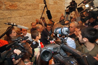 התובעת רונית עמיאל משוחחת עם עיתונאים, לאחר הכרעת הדין בערעור קצב, אתמול בבית-המשפט העליון בירושלים (צילום: אורן נחשון) 
