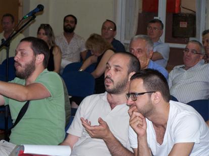 יאיר טרצ'יצקי (במרכז) ויואב ריבק (משמאל) באסיפת אגודת העיתונאים תל-אביב (צילום: "העין השביעית") 