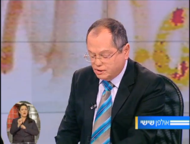 פרשן חדשות ערוץ 2 אמנון אברמוביץ' אתמול, בעת הקראת נוסח התיקון (צילום מסך) 