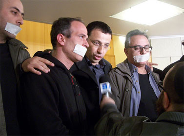 העיתונאי זוכה פרס סוקולוב רביב דרוקר, מוקף מפגינים נגד סגירת ערוץ 10 הערב, בטקס הענקת הפרס בתל-אביב (צילום: "העין השביעית") 