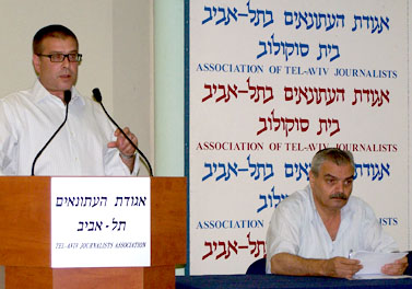 יו"ר אגודת העיתונאים היוצא אבי פז (משמאל) ומנכ"ל האגודה יוסי בר-מוחא (צילום: "העין השביעית")