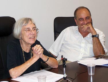 נשיאת מועצת העיתונות דליה דורנר ומזכ"ל המועצה אריק בכר (צילום: "העין השביעית")